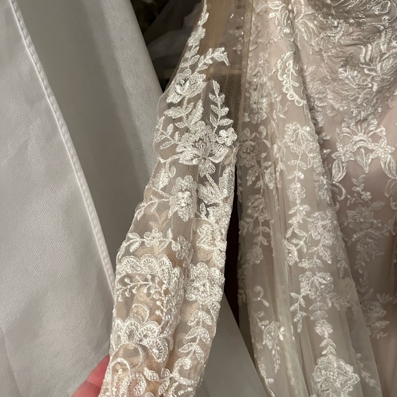 Wedding dress (someone please buy I’m begging) - Picture 7 of 16